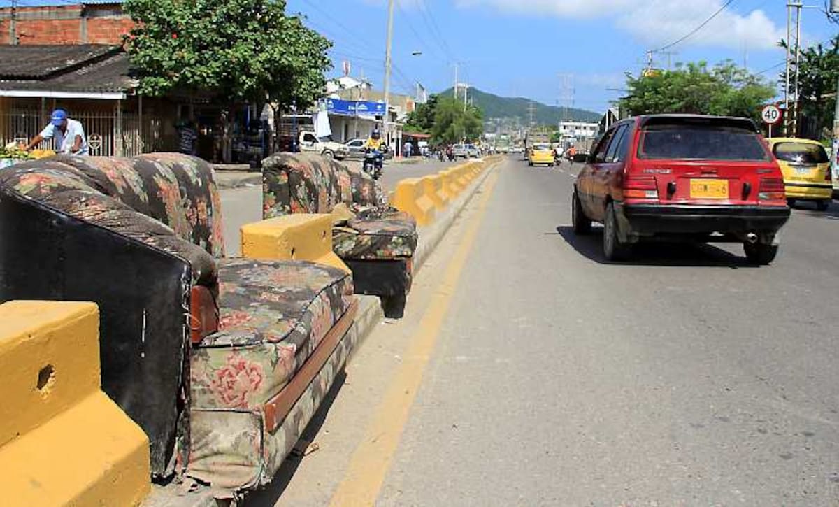 Muebles abandonados en separador de la Avenida Crisanto Luque. LUIS EDUARDO APARICIO - EL UNIVERSAL