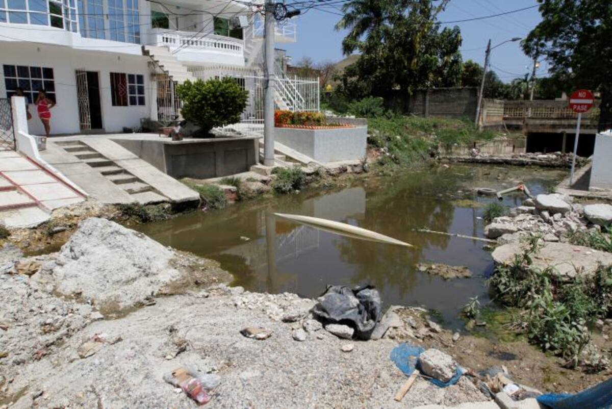 Residuos de escombros han sido arrojados alrededor de las aguas estancadas. JULIO CASTAÑO-EL UNIVERSAL