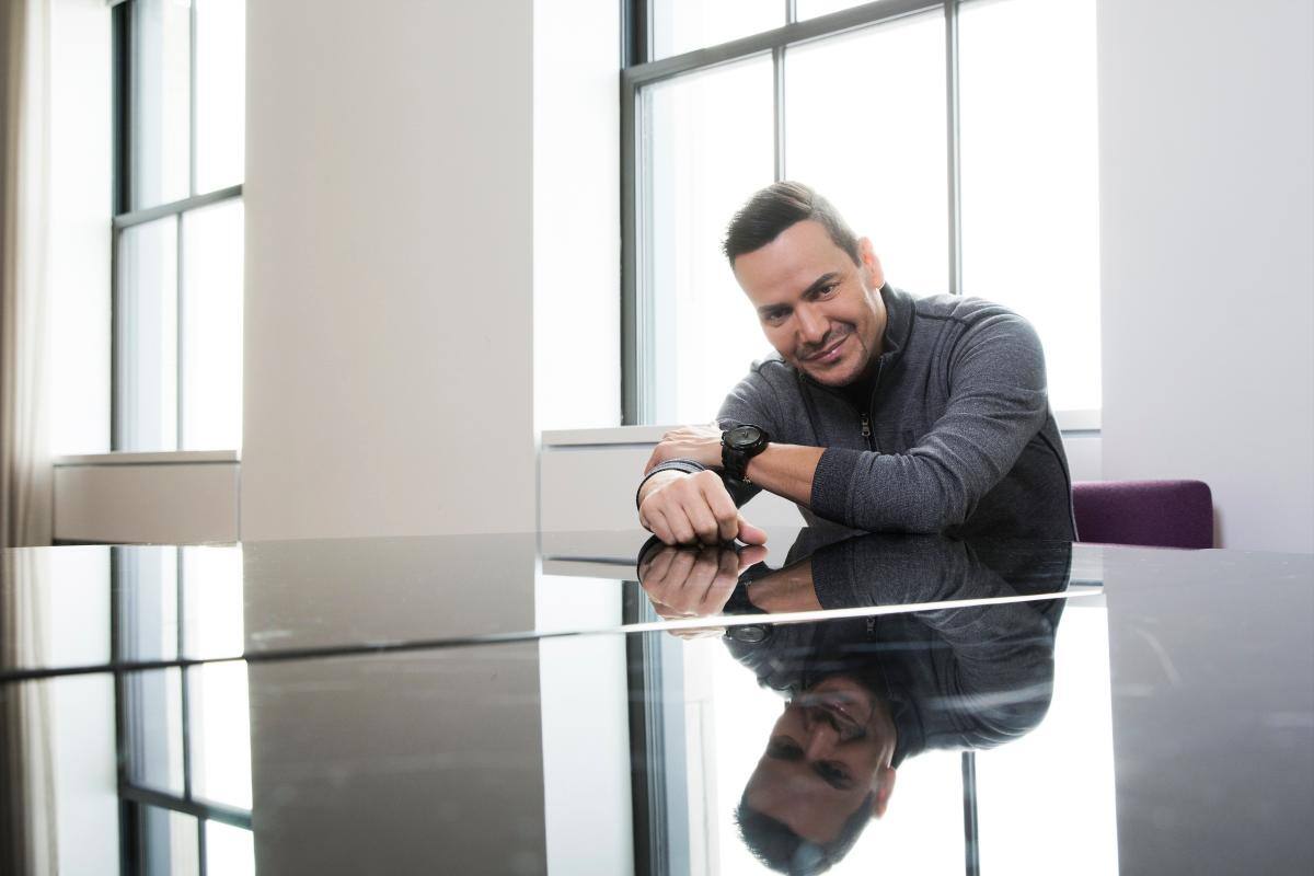 Tras 13 años de relación, Victor Manuelle se casa con su novia
