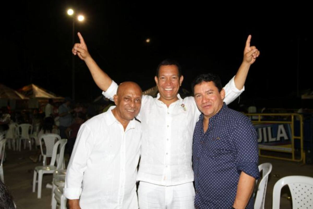 Ever Sierra alza sus manos celebrando el primer lugar en canción inédito. En la foto aparecen junto a Miguel Lara (izquierda) y el presidente del festival Germán García (derecha). JULIO CASTAÑO BELTRÁN- EL UNIVERSAL