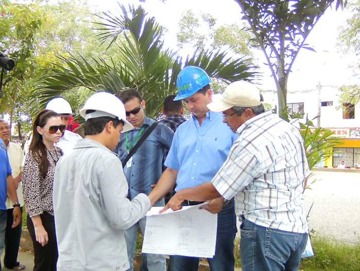 El alcalde Marcos Daniel socializando la construcción del puente peatonal.