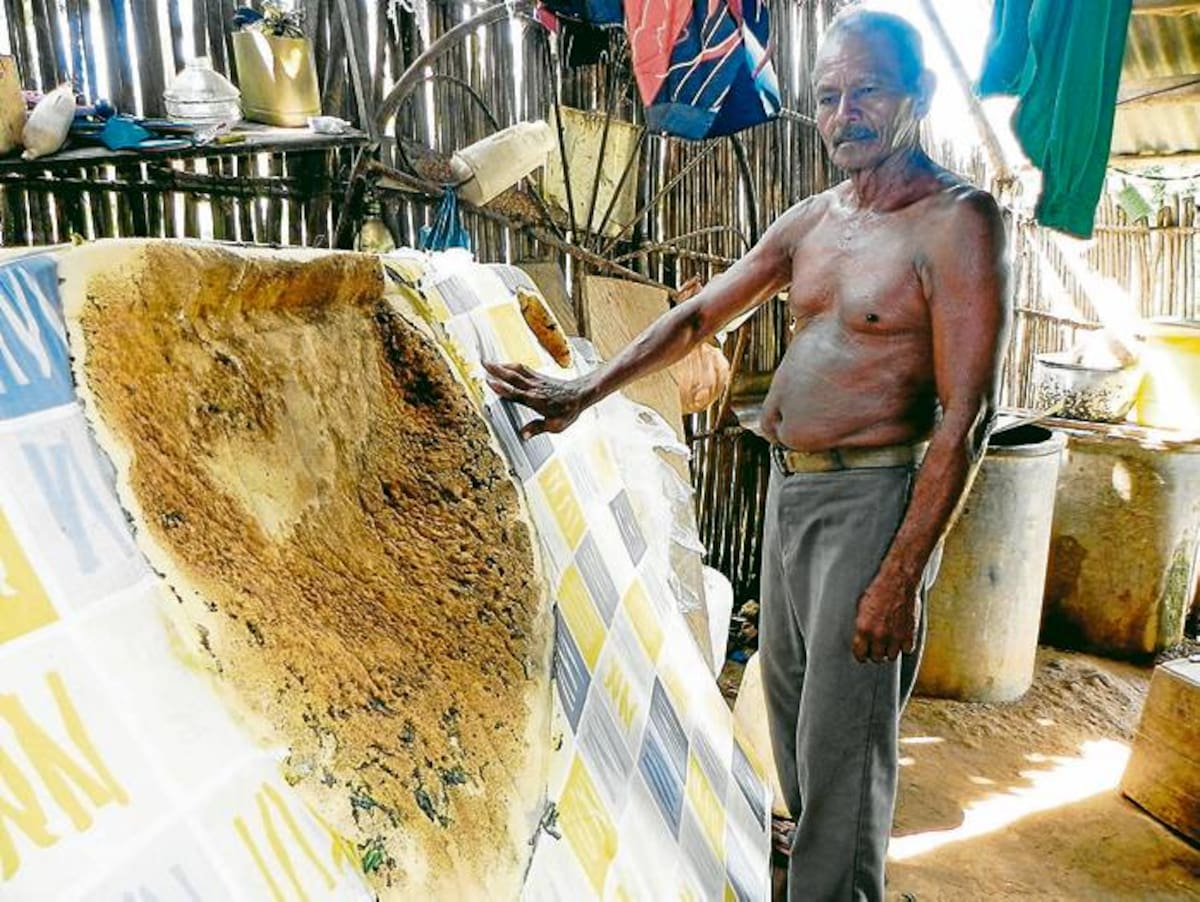 El abuelo del menor muestra el colchón que alcanzó a ser quemado de manera extraña.