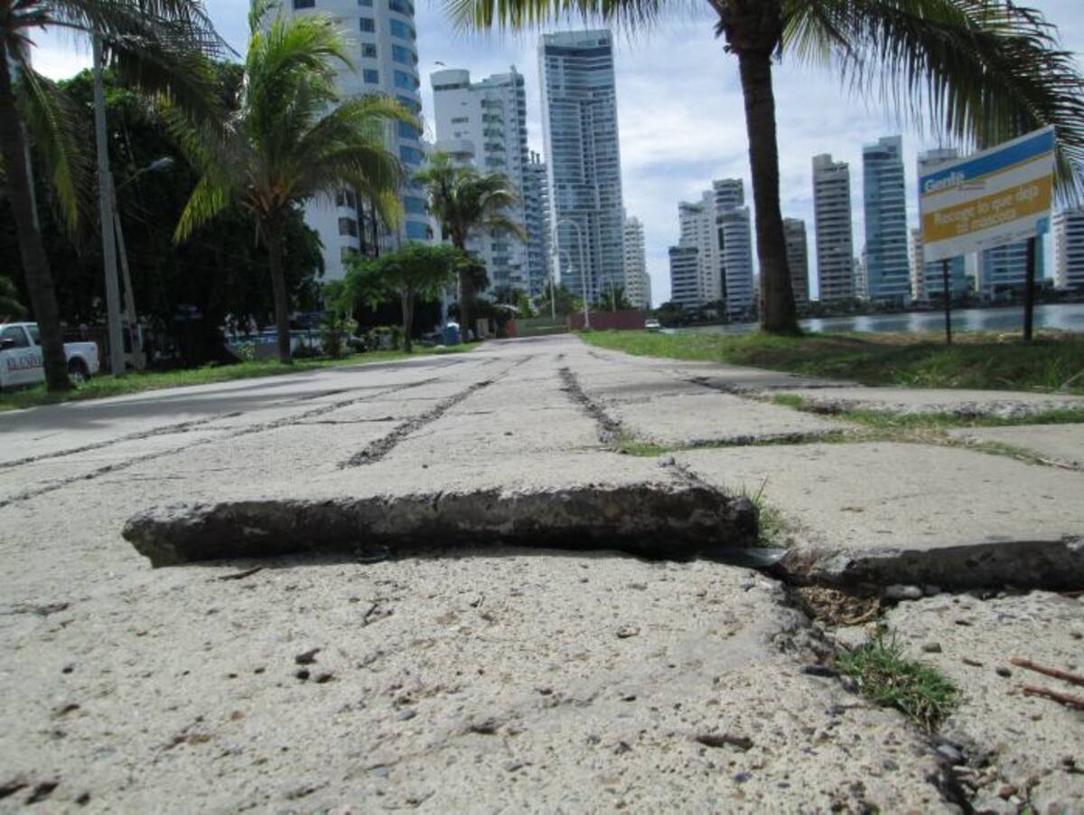 El estado de algunas placas representan riesgo para los transeúntes. Esto será corregido. PEDRO TORRES, GENTE BAHÍA - EL UNIVERSAL