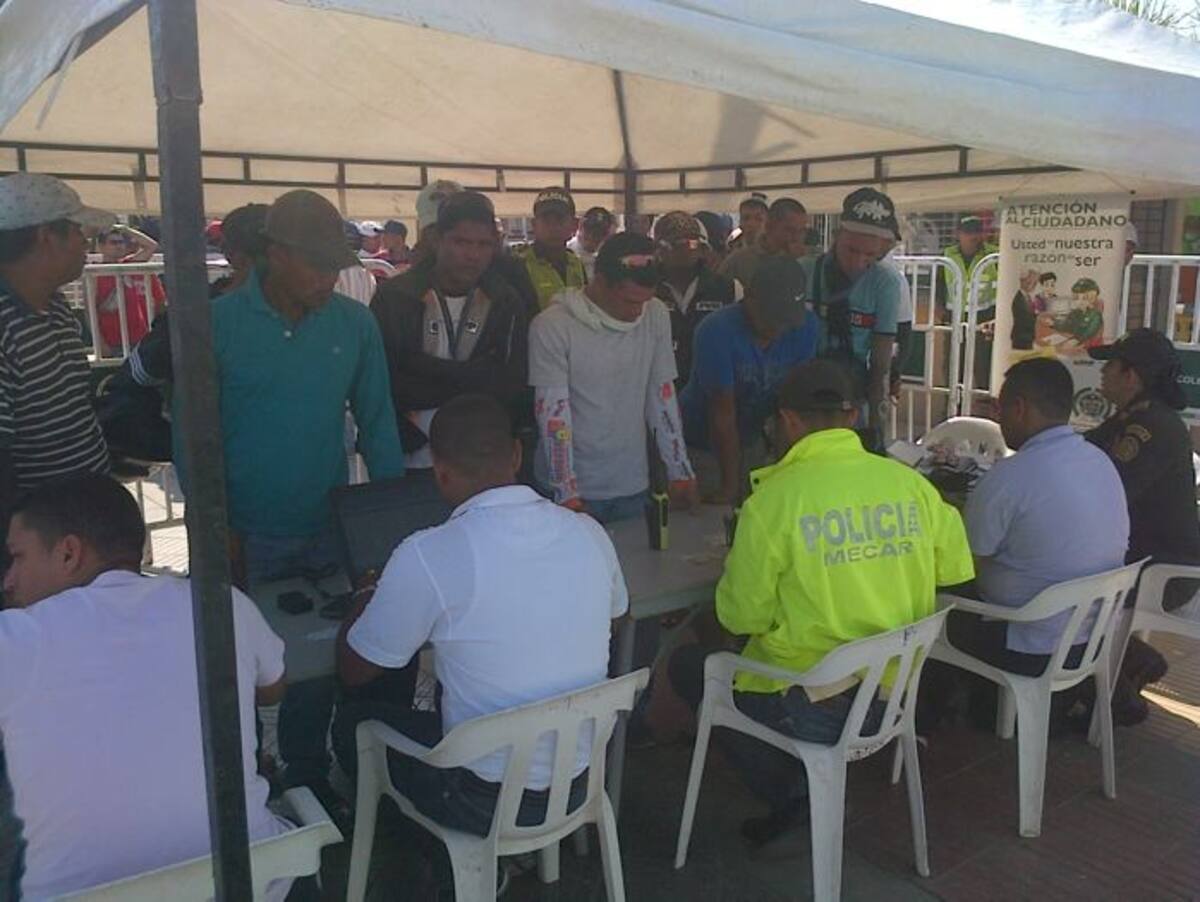 En varios puntos del municipio, la Policía verifica antecedentes y le da la oportunidad a los turbaqueros de denunciar todo tipo de delitos, como la extorsión o los expendios de drogas alucinógenas. SAMUEL ÁLVAREZ BELEÑO/ EL UNIVERSAL