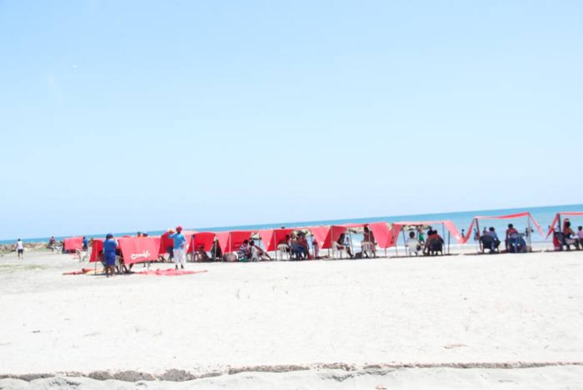 Muchos cartageneros prefieren bañarse en las playas de Marbella por la facilidad de transporte. ELUNIVERSAL.COM.CO