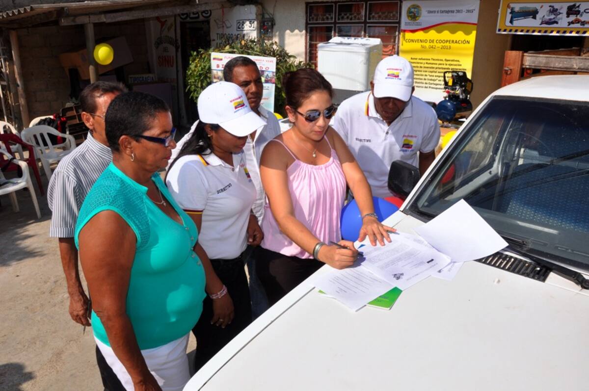 Familias asociadas de barrios populares de Cartagena recibieron de la Secretaría del Interior, herramientas y también un vehículo, y así tienen ahora una fuente permanente de generación de ingresos.