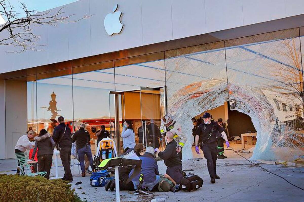 Carro se estrella contra tienda de Apple en EE. UU. y deja un muerto