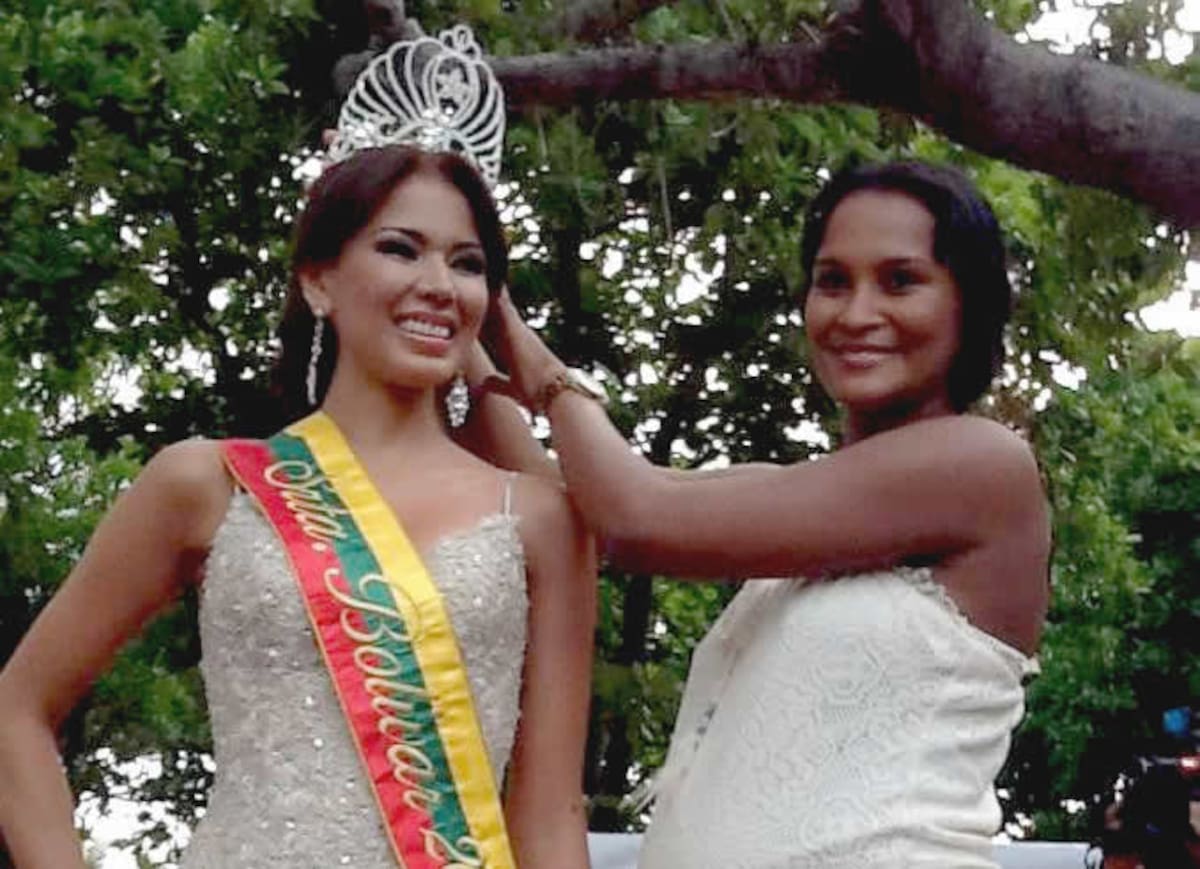 Karen Mendoza fue coronada por la exseñorita Cartagena, Jeimy Vargas.