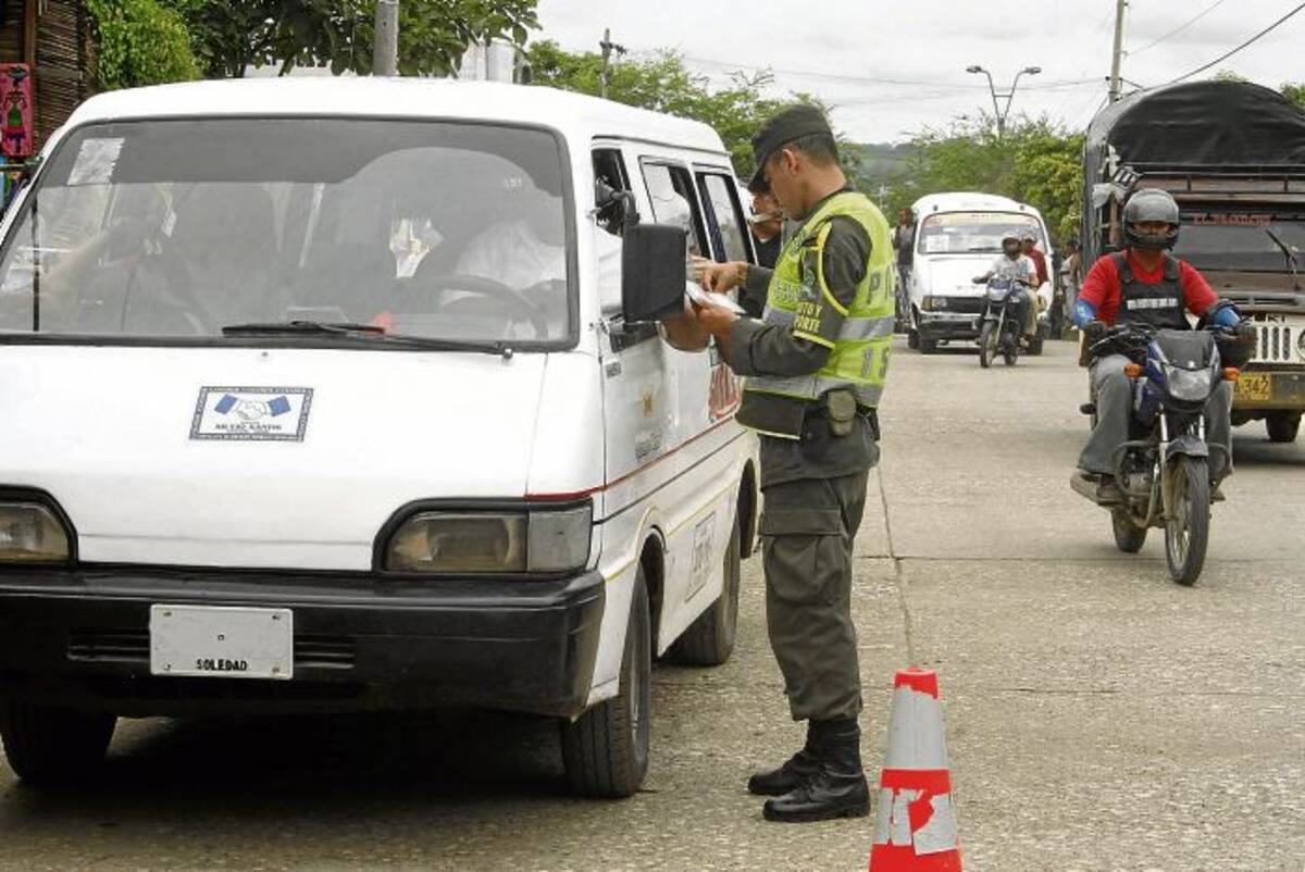 Los controles de los agentes de la Policía de Sucre se desarrollan en sitios estratégicos de las carreteras del departamento con el fin de prevenir accidentes.