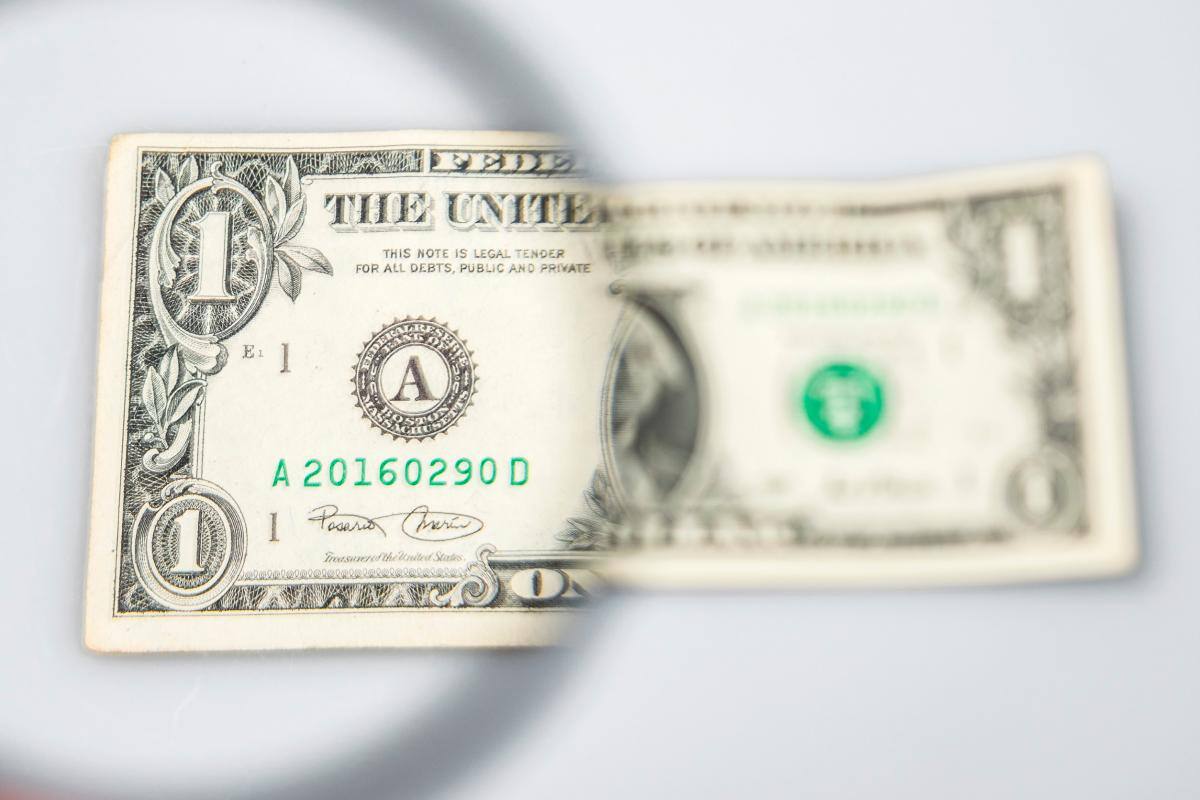 Precio del dólar abre la semana con fuerte caída tras jornada electoral