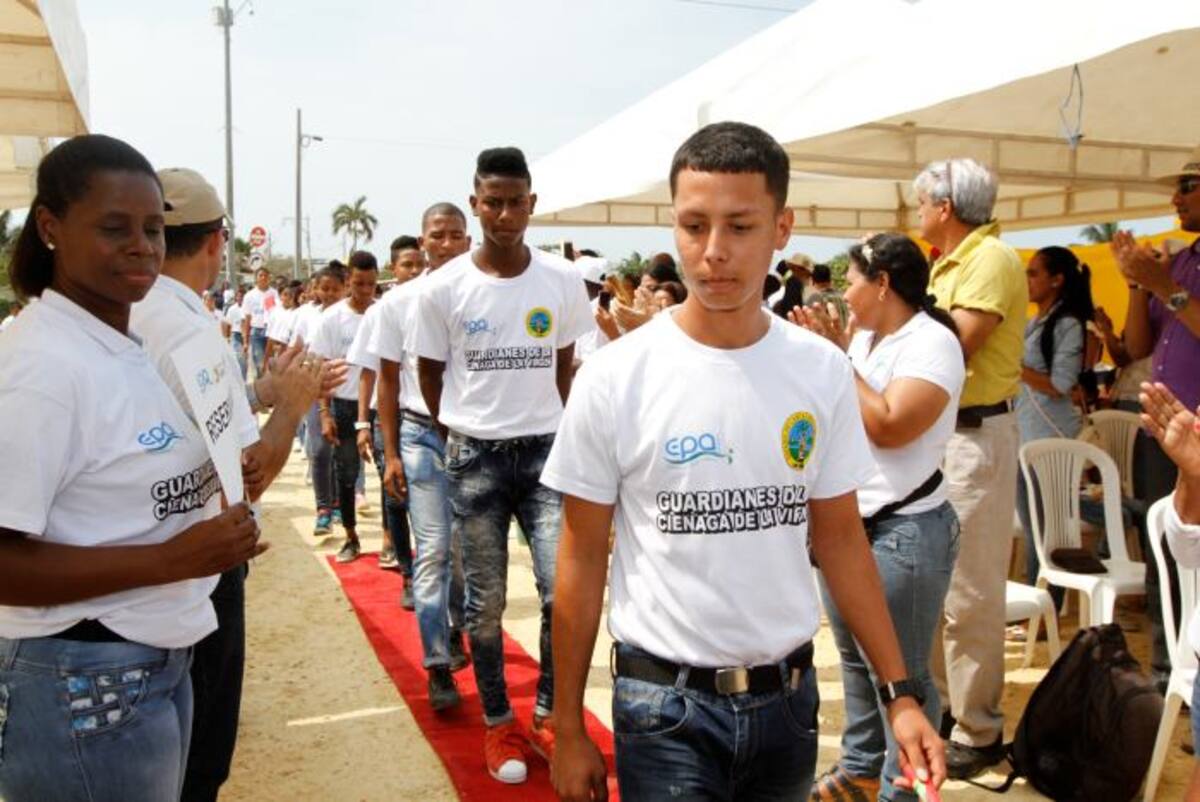 Los nuevos guardianes ambientales de la ciénaga a su llegada al evento. //Foto Julio Castaño-El Universal