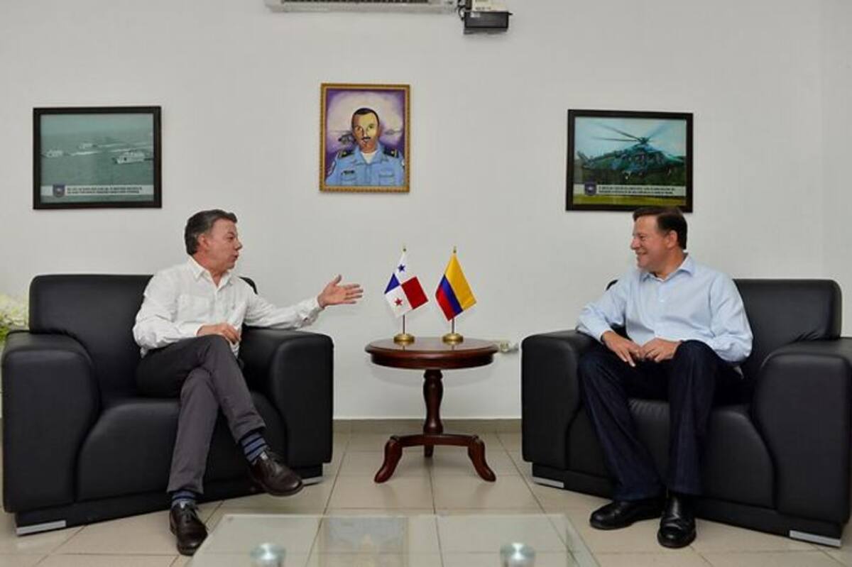 Juan Manuel Santos sostuvo una reunión binacional con su homólogo panameño Juan Carlos Varela en base del Servicio Nacional Aeronaval (Senan), en la región panameña de Darién, y allí afirmó que una vez se tenga el nuevo acuerdo con las FARC decidirá el camino para implementar los acuerdos. colprensa