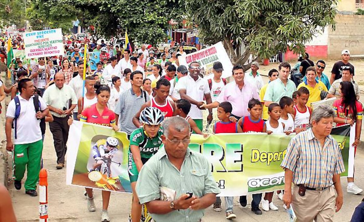 Alrededor de 600 personas integrantes de la familia deportiva del departamento de Sucre, participaron en la marcha. Foto/Manuel Santiago Pérez.
