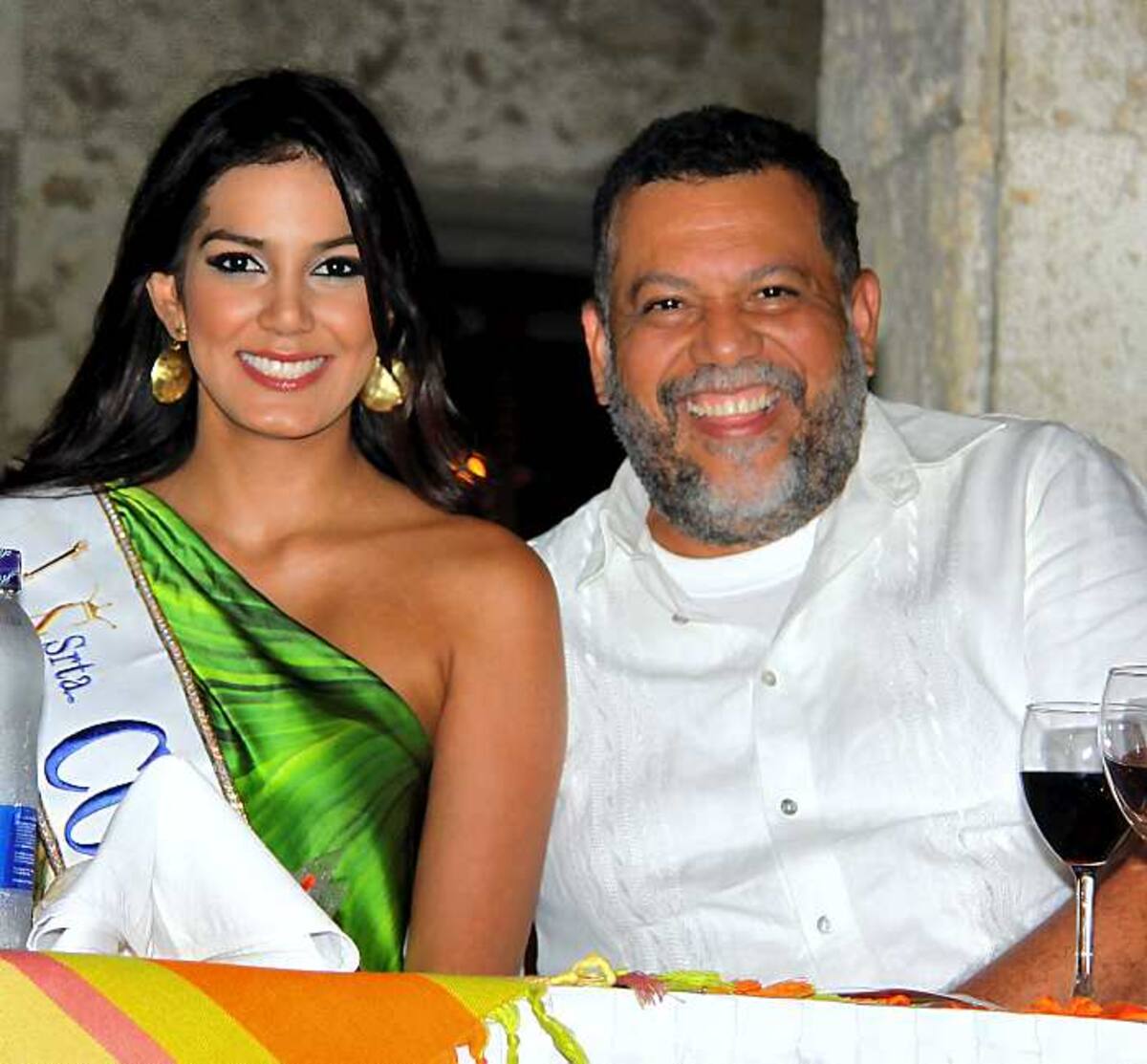 La Señorita Colombia 2010, Catalina Robayo, y el padre Alberto Linero. fotos MARUJA PARRA Y ZENIA VALDELAMAR/EL UNIVERSAL/
