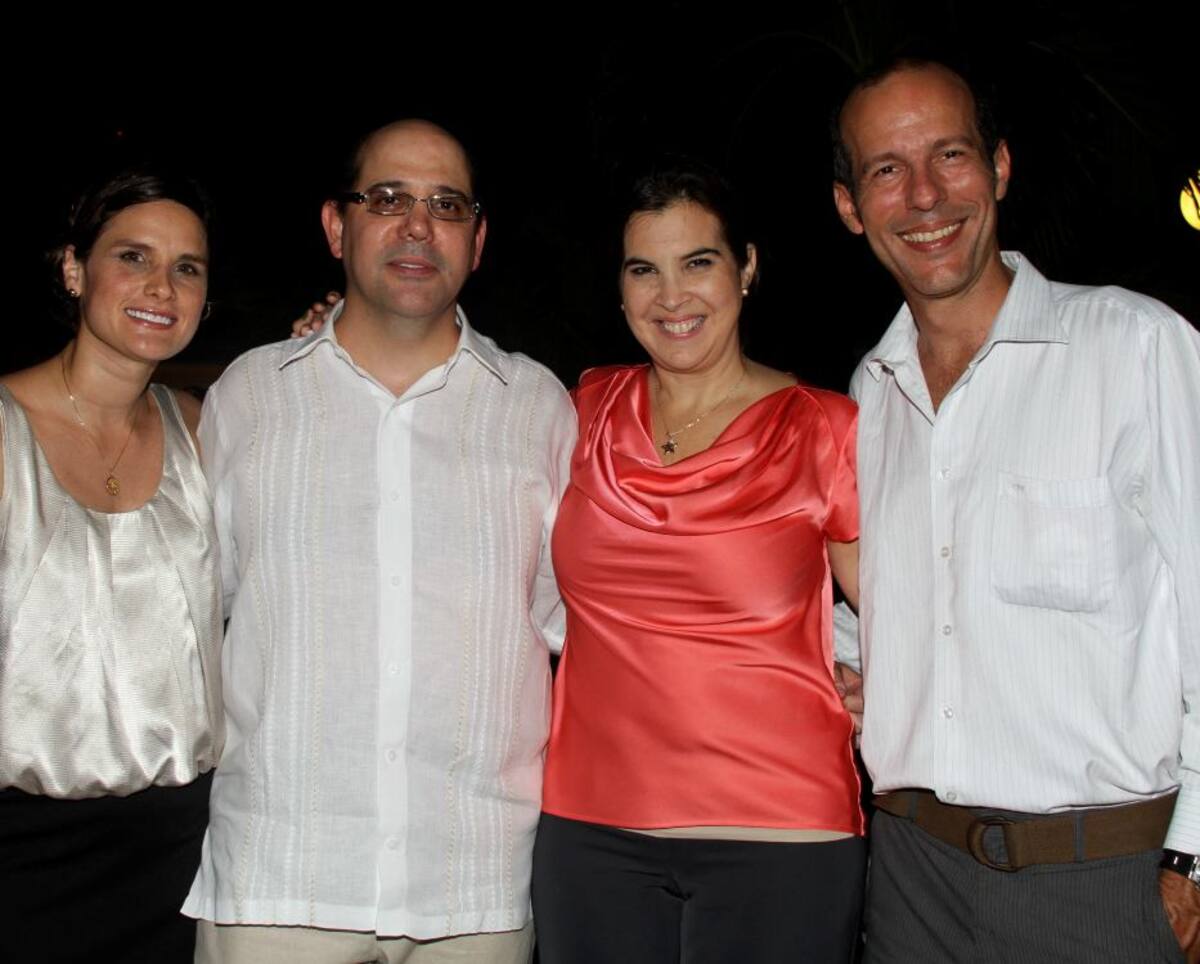 Katy de Martínez, Iván Martínez, Julia Rosa Martínez y Ro-drigo Barrios.