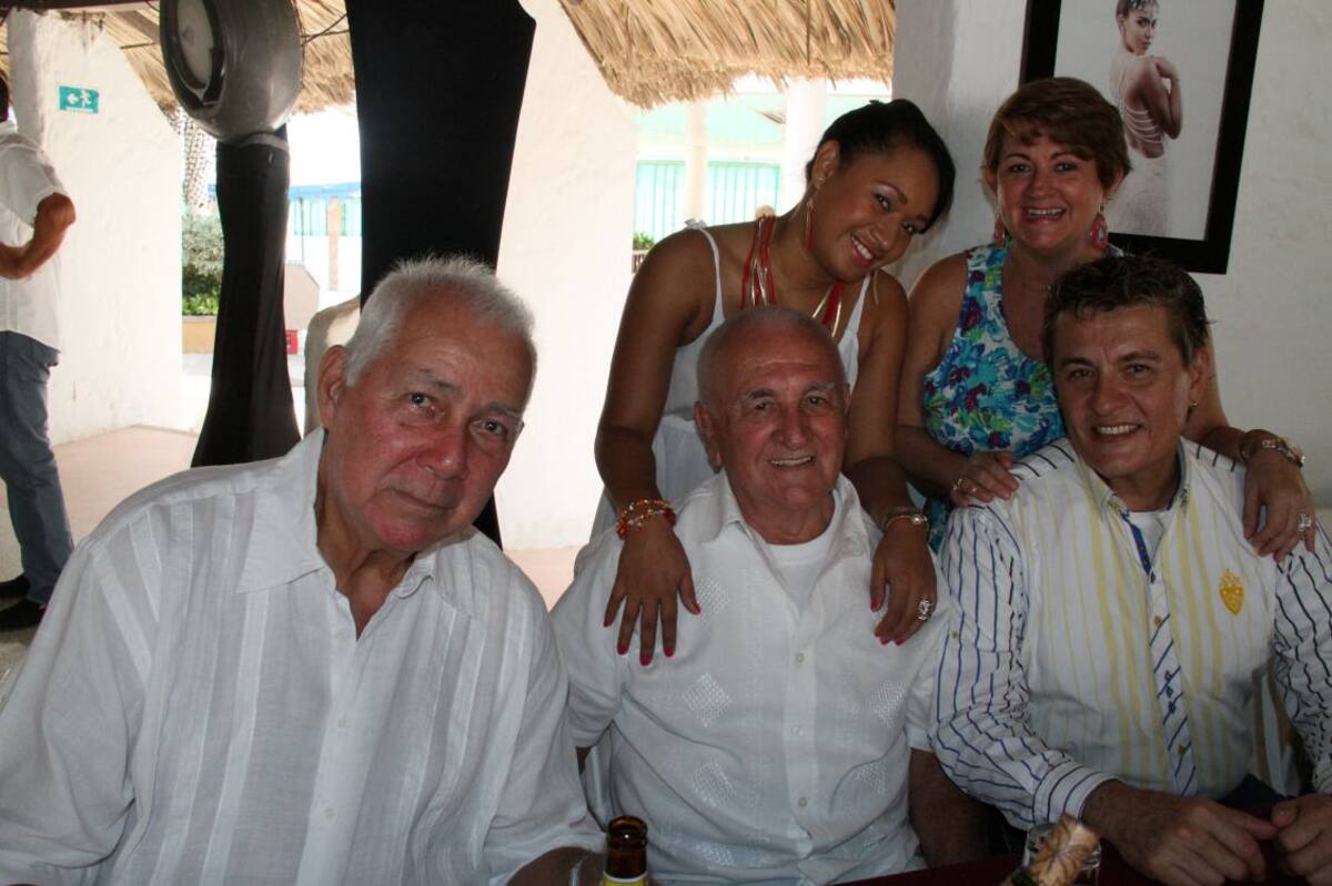 De pie: Dally Licona y Patricia Carvajal; sentados: Arturo Pareja, Fabio Carvajal y Fred Arrieta.