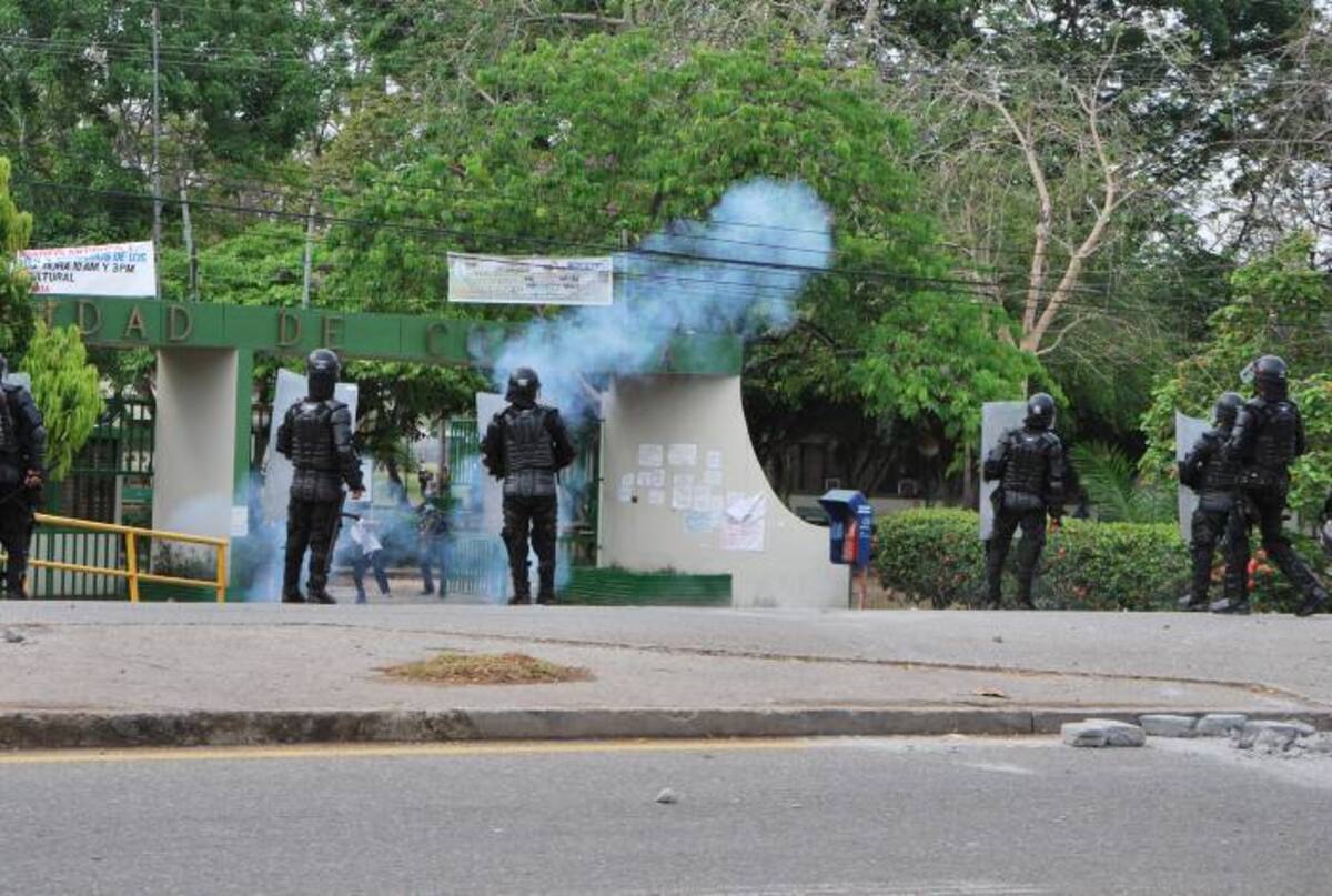 El escuadrón móvil antidisturbios controló el desorden en la Universidad de Córdoba.
