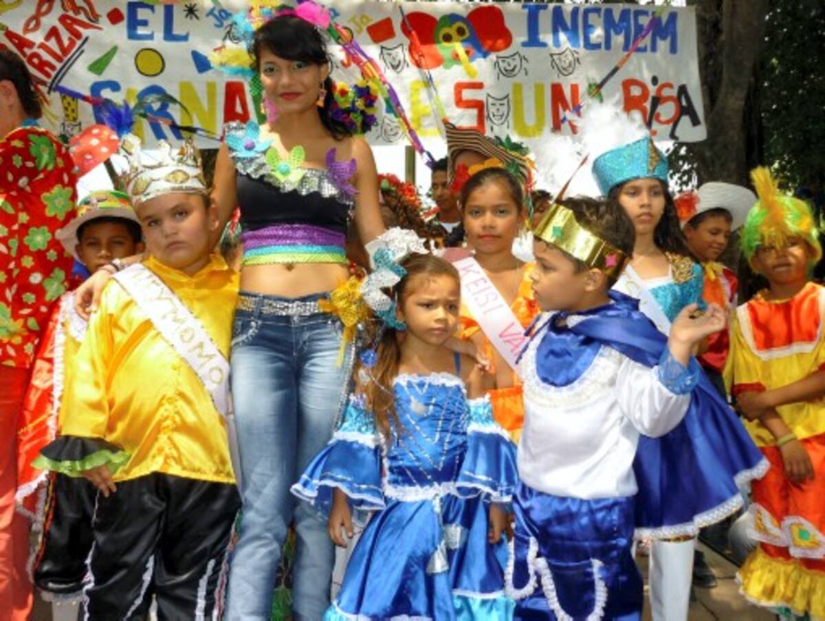 La reina del Carnaval 2011, María José Padilla, con los estudiantes de la Institución Educativa Manuel Edmundo Mendoza, en el Carnavalito Estudiantil.