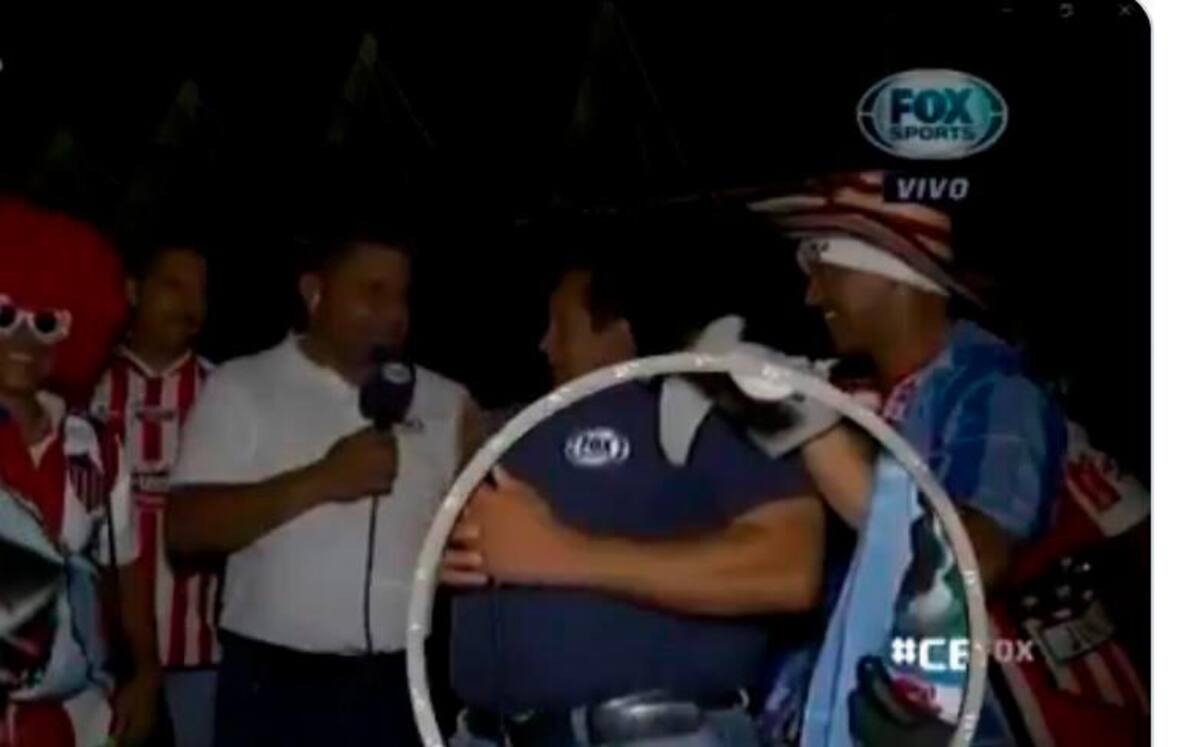 Un supuesto hincha aprovechó la distracción del comunicador social para meterle la mano en el bolsillo y sacarle el celular.