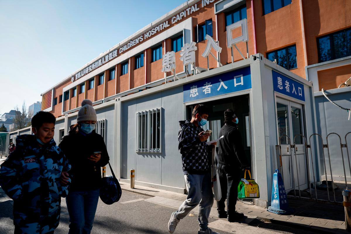 Brote de enfermedades respiratorias en China podría durar dos semanas más