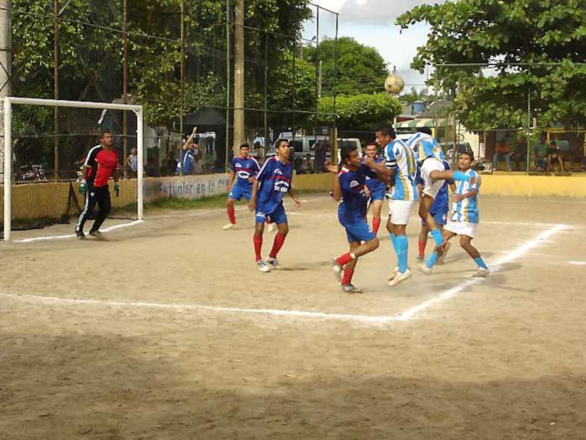 En la cancha de la sexta etapa del barrio La Pradera siguen los cuadrangulares del torneo de minifútbol 2011. REDACCIÓN EL UNIVERSAL