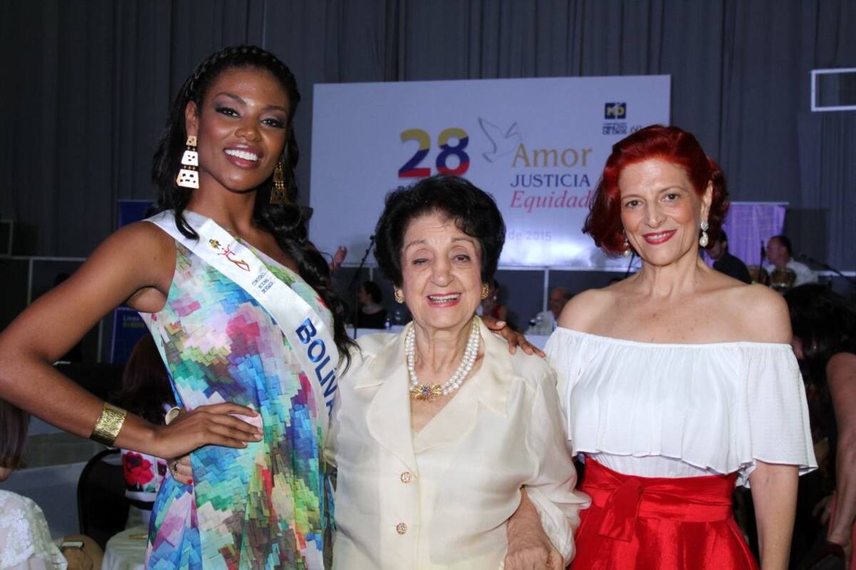 La Señorita Bolívar, Franselys Santoya; Nicolle de Beetar y Emilia Fadul.
