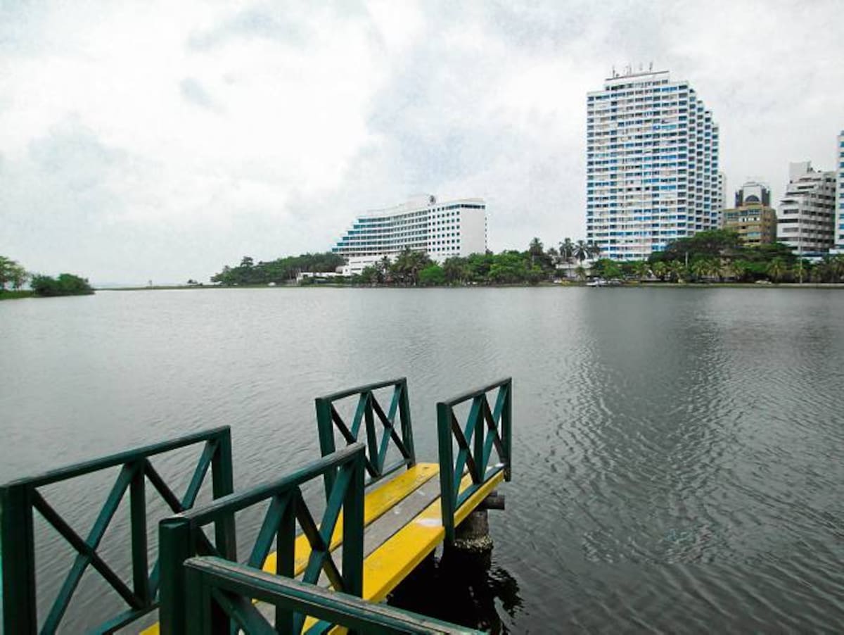 Aunque entre El Laguito y el mar se da un proceso de ósmosis por debajo, en el subsuelo marino, es demasiado lento. Es necesario destapar su boca para liberar el agua estancada. PEDRO TORRES-EL UNIVERSAL