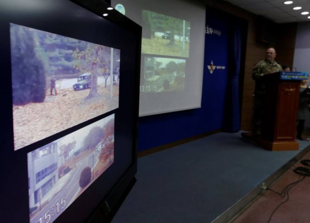 El metraje total de 7 minutos pertenece a cámaras de seguridad de la franja sur de la militarizada frontera y muestra cómo el soldado llega en todoterreno hasta escasos metros de la demarcación que divide los dos países y corre después al lado sur mientras cuatro compañeros le disparan desde muy cerca.