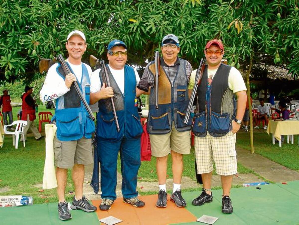 Óscar Haddad (segundo de izquierda a derecha) aparece con otros tiradores que se alistan para los Juegos Nacionales.