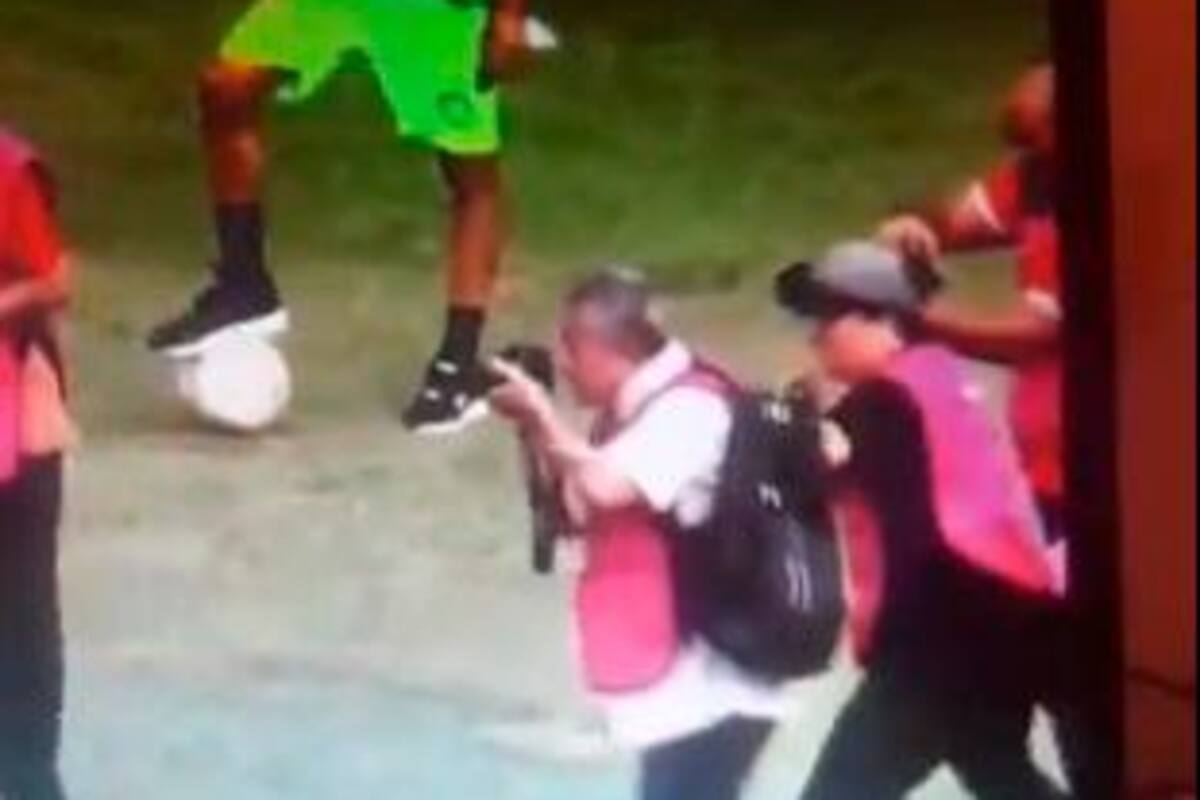 ¡Carrera por una foto! El empujón a un fotógrafo en partido del FPC