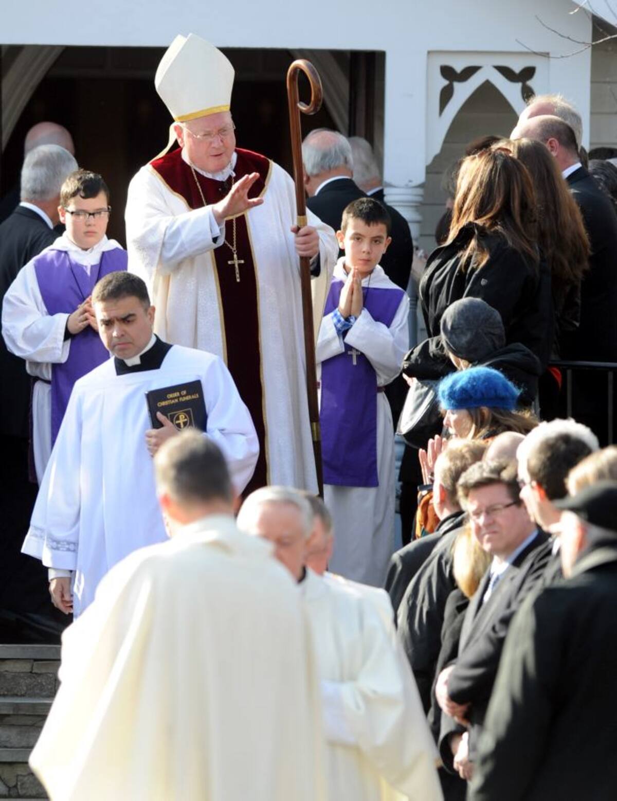 Un cardenal de Nueva York comparó a la maestra Anne Marie Murphy, quien murió en el ataque a una escuela, con Jesús, al haber dado su vida para proteger a otros. AP