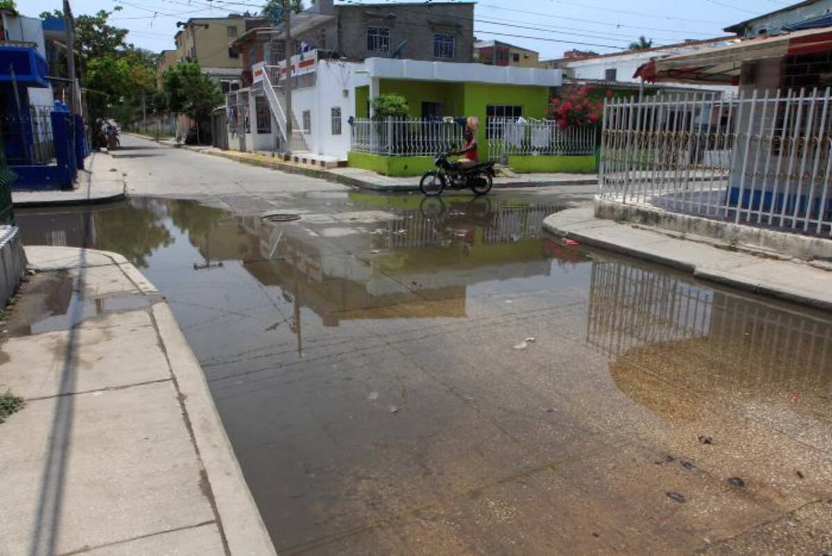 Las redes del alcantarillado están quedando obsoletas para el crecimiento del barrio. Todavía hay siete calles sin pavimentar. foto julio castaño