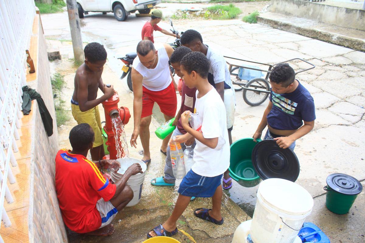 “Para no oler feo, nos tocó”: así hacen en Cartagena ante la falta de agua