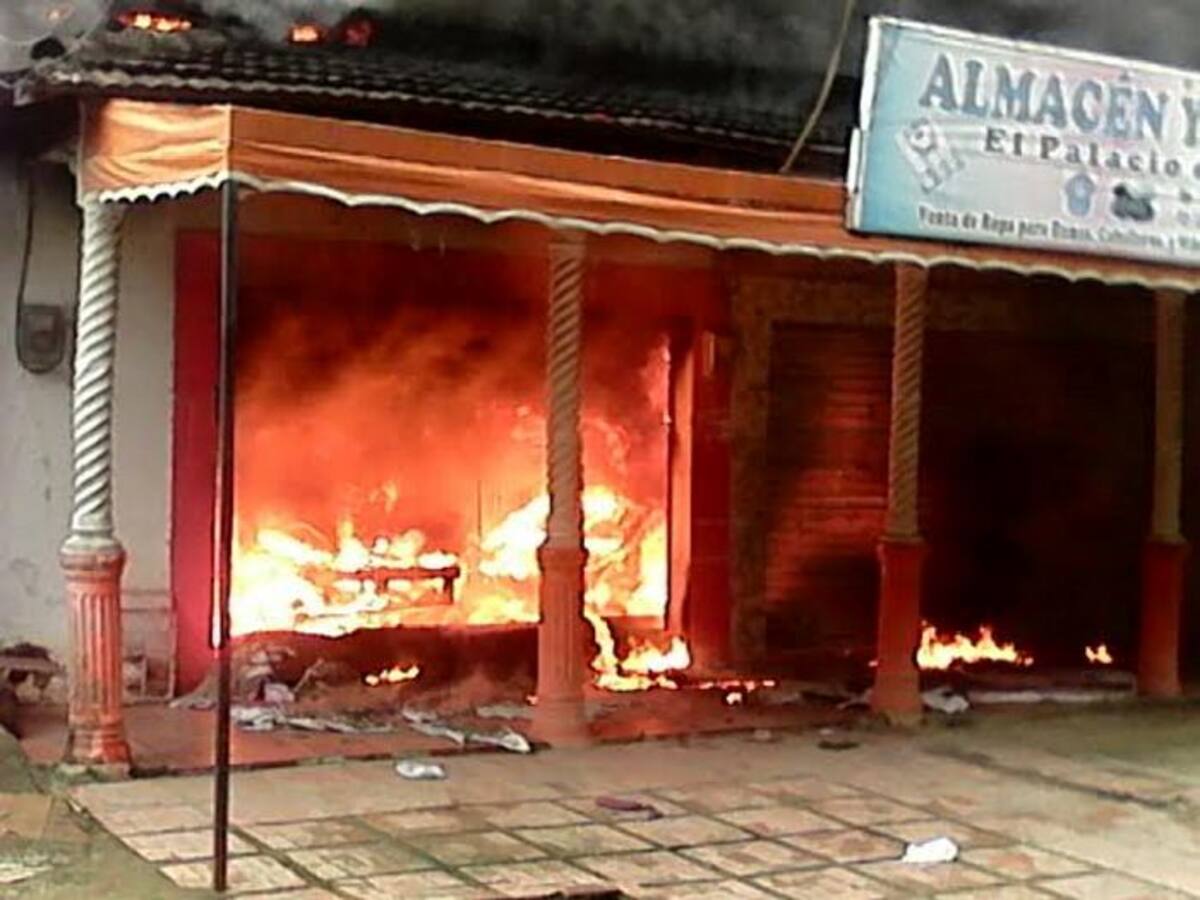 El incendio consumió varios locales comerciales. Cortesía