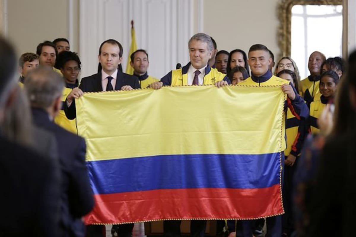 El presidente se reunió con 14 de los 56 atletas que viajarán a la capital de Argentina. Colprensa