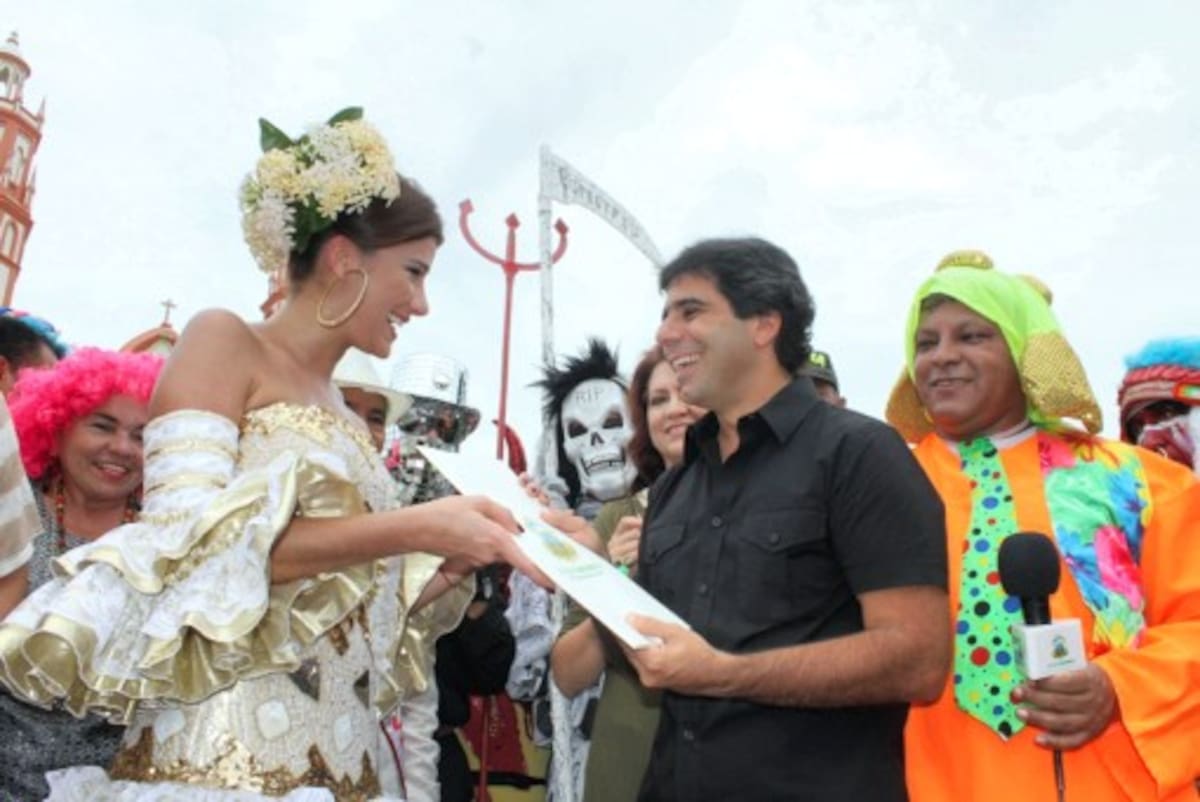 Andrea Jaramillo Char, reina del Carnaval de Barranquilla con el alcalde de esa ciudad, Alejandro Char. CORTESÍA Q'HUBO BARRANQUILLA