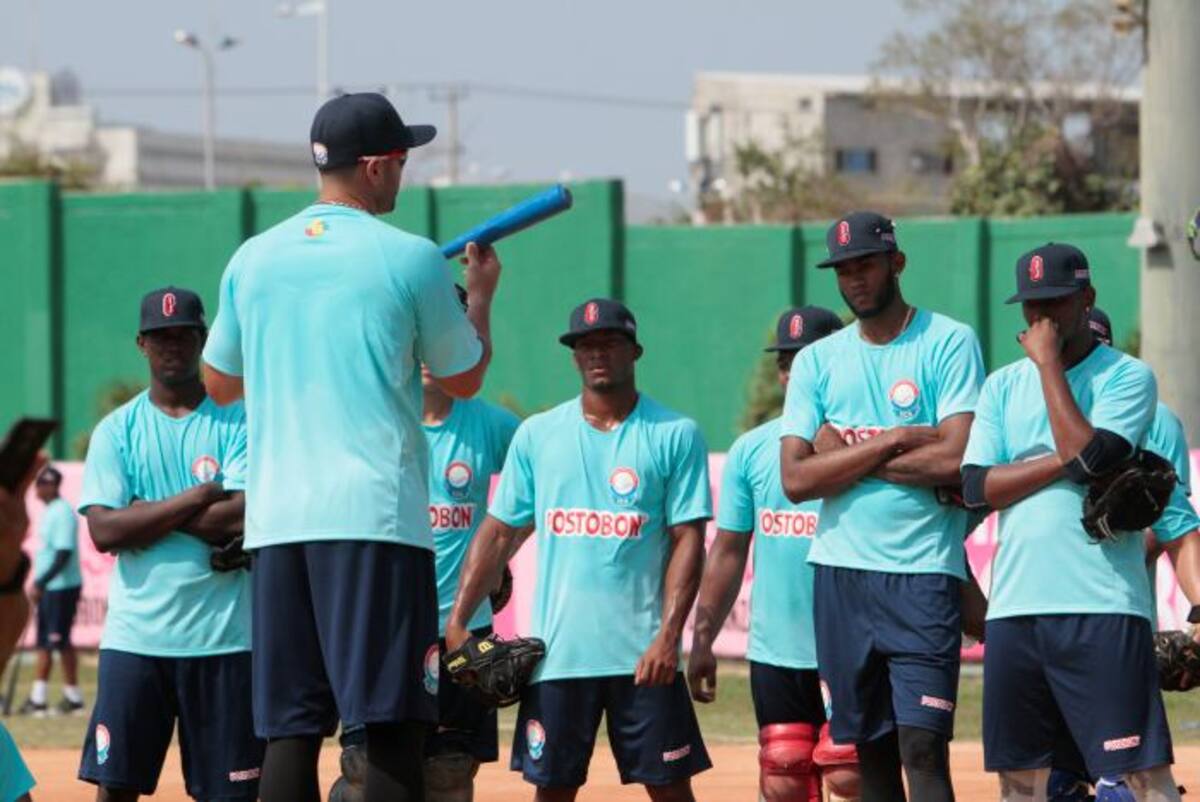 El mánager Luis Felipe Urueta de instrucciones a sus dirigidos durante el entrenamiento de ayer en el estadio 11 de Noviembre. Luis Eduardo Herrán-El Universal