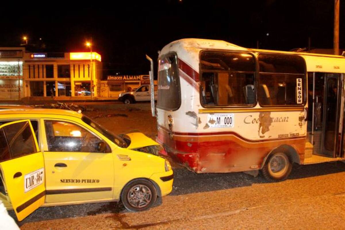 Un taxi y un microbus protagonizaron el segundo choque de la noche cerca de la 1 de la madrugada NAYIB GAVIRIA- EL UNIVERSAL