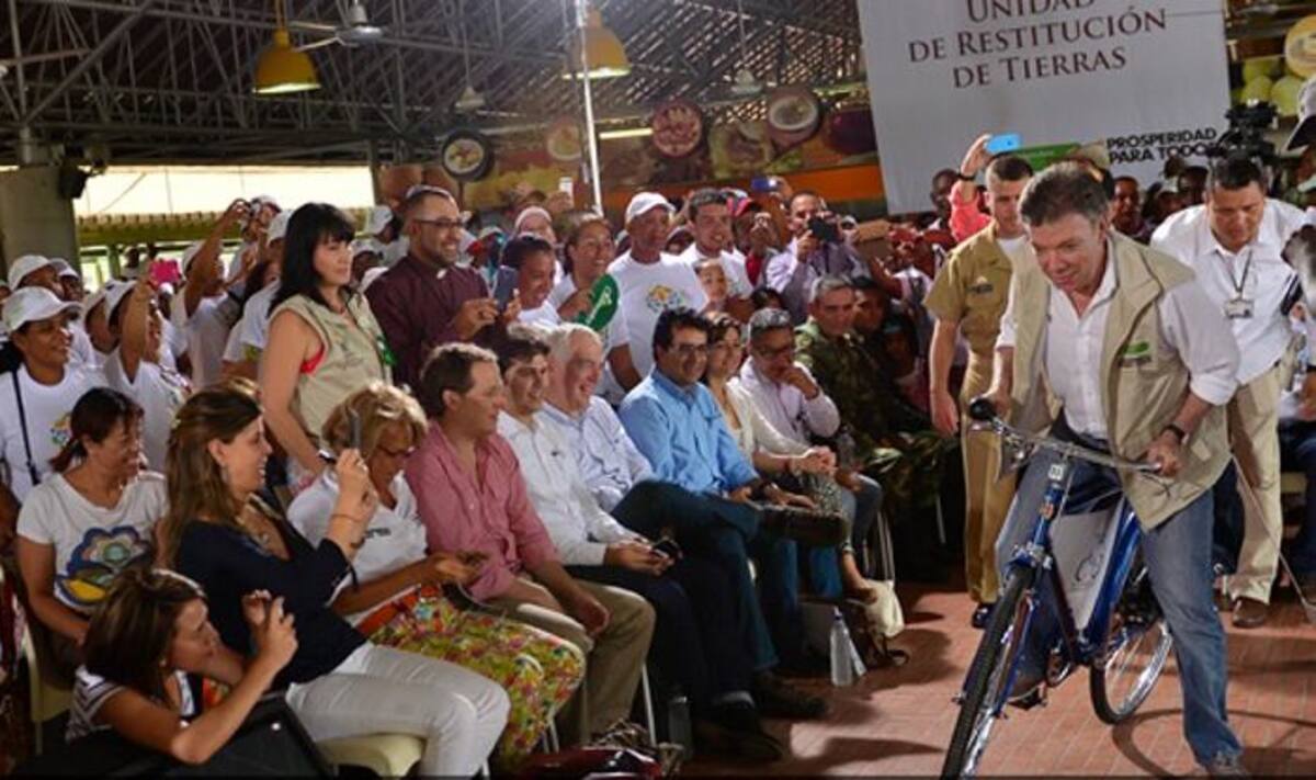 Santos se cayó cuando intentó avanzar en una bicicleta que le dieron víctimas de la violencia del conflicto armado. Cortesía-Presidente de la República.