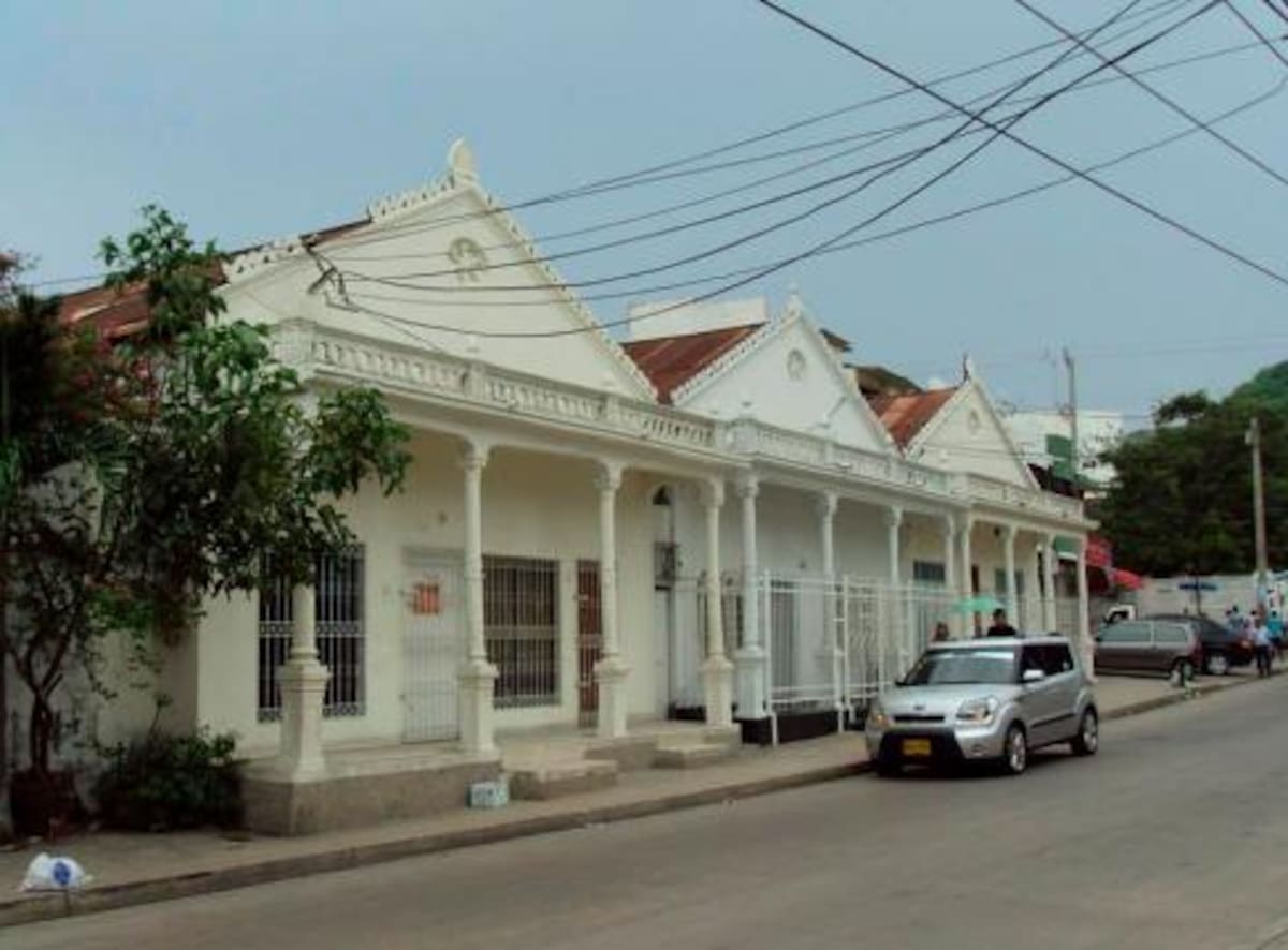 Las “Trillizas”, en el callejón de Las Viejas, entre el puente Jiménez y la esquina del Albercón, realmente son cinco casas de ese estilo, por lo que es más acertado decir: “las Quintillizas”. Fueron diseñadas por Marcial Bustos, quien no era arquitecto, sino un famoso maestro de obra de la época.