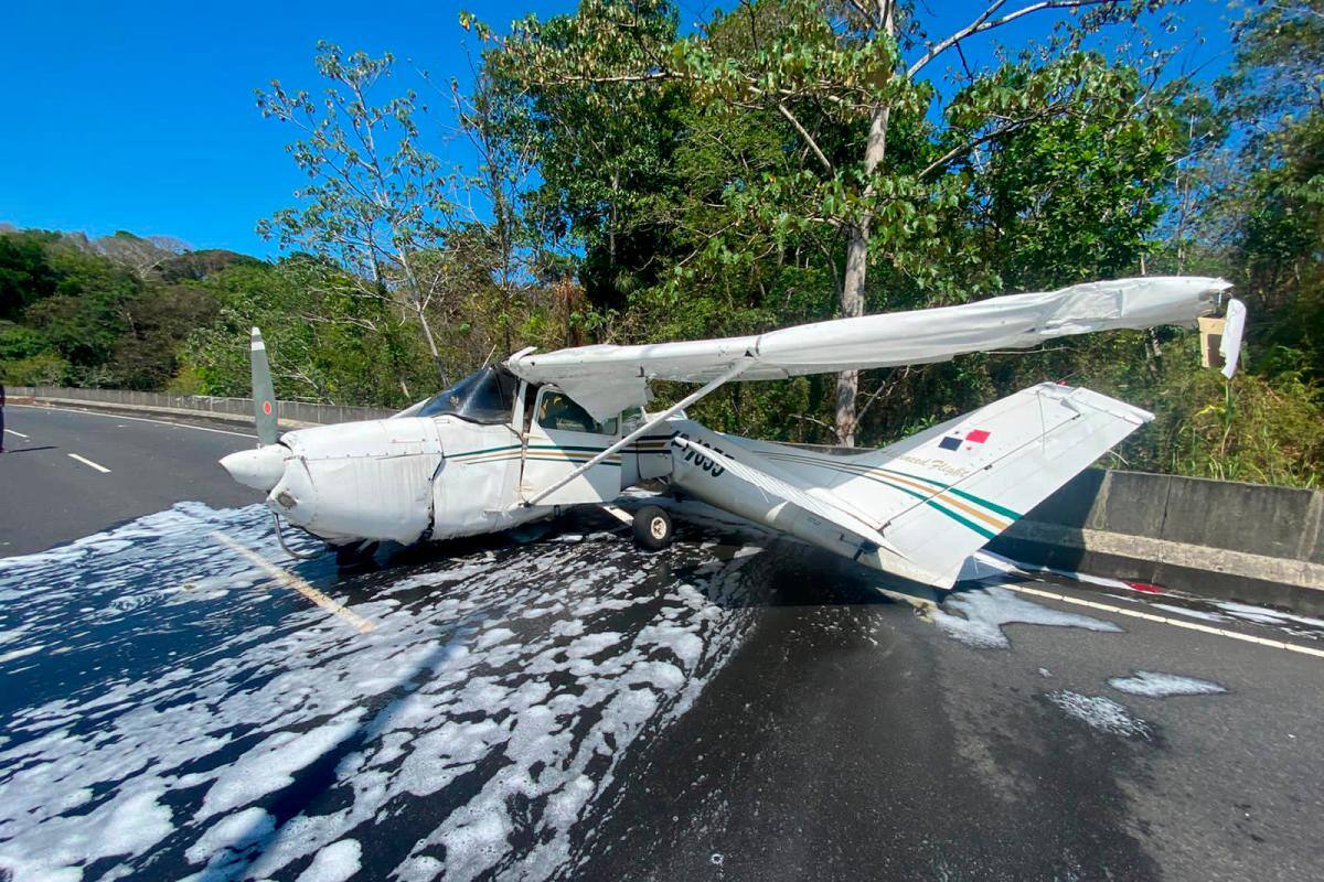 Video: así fue el brutal accidente de una avioneta en una avenida
