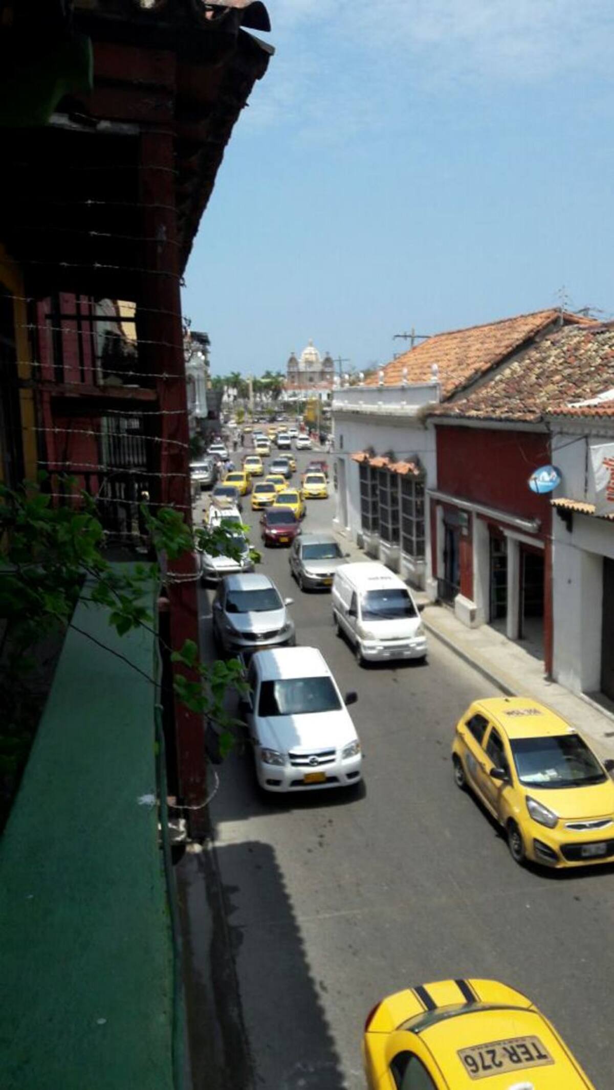 Así congestionada se encuentra la calle de la Media Luna.