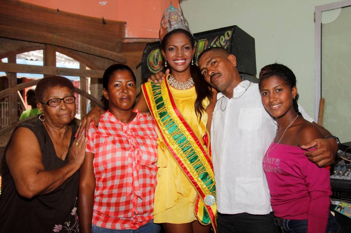La reina acompañada de su abuela, Esther Quezada; su madre, Ela Quezada; su padre, Oswaldo Pineda; y su hermana, Esther Pineda. Fotos: Kailline Giraldo/ El Universal/