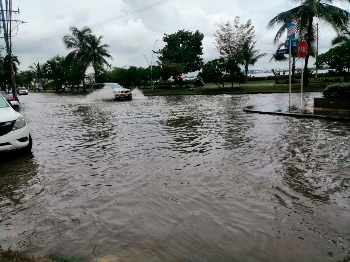 Calles inundadas dificultan el tránsito vehicular en Bocagrande. //Óscar Díaz Acosta - El Universal