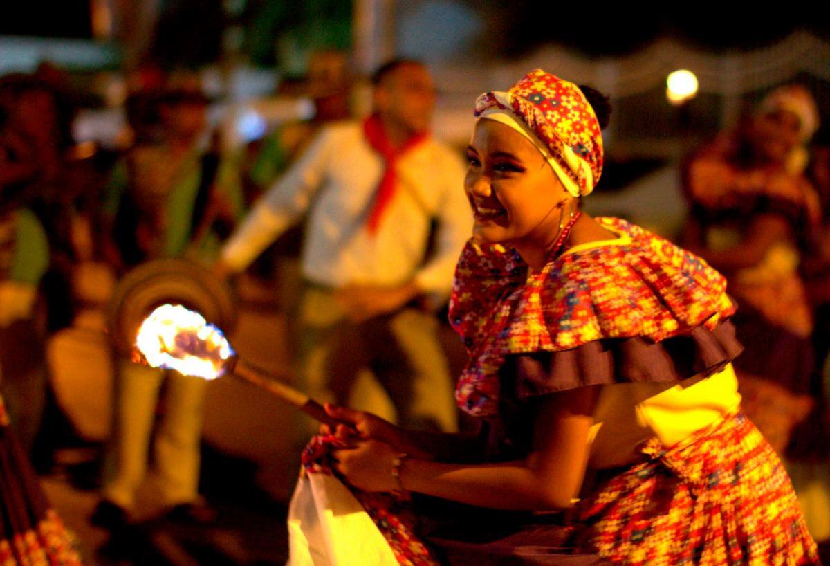 Más de veinte comparsas participaron en la Noche de Candela. // Foto: Luis Eduardo Herrán.