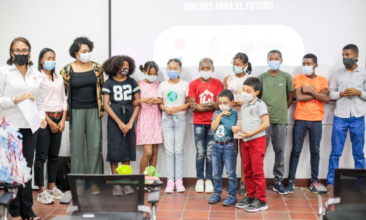 Se entregaron 10 becas en Bellas Artes // Foto: Cortesía.