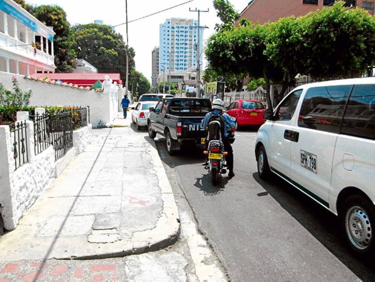 Los trancones son frecuentes en la Tercera Avenida de Manga por las arbitrariedades de unos pocos.