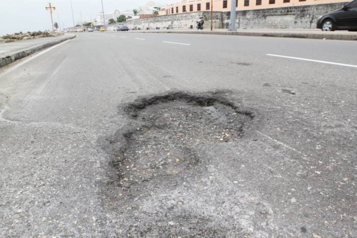 Huecos en la avenida Santander. JULIO CASTAÑO - EL UNIVERSAL