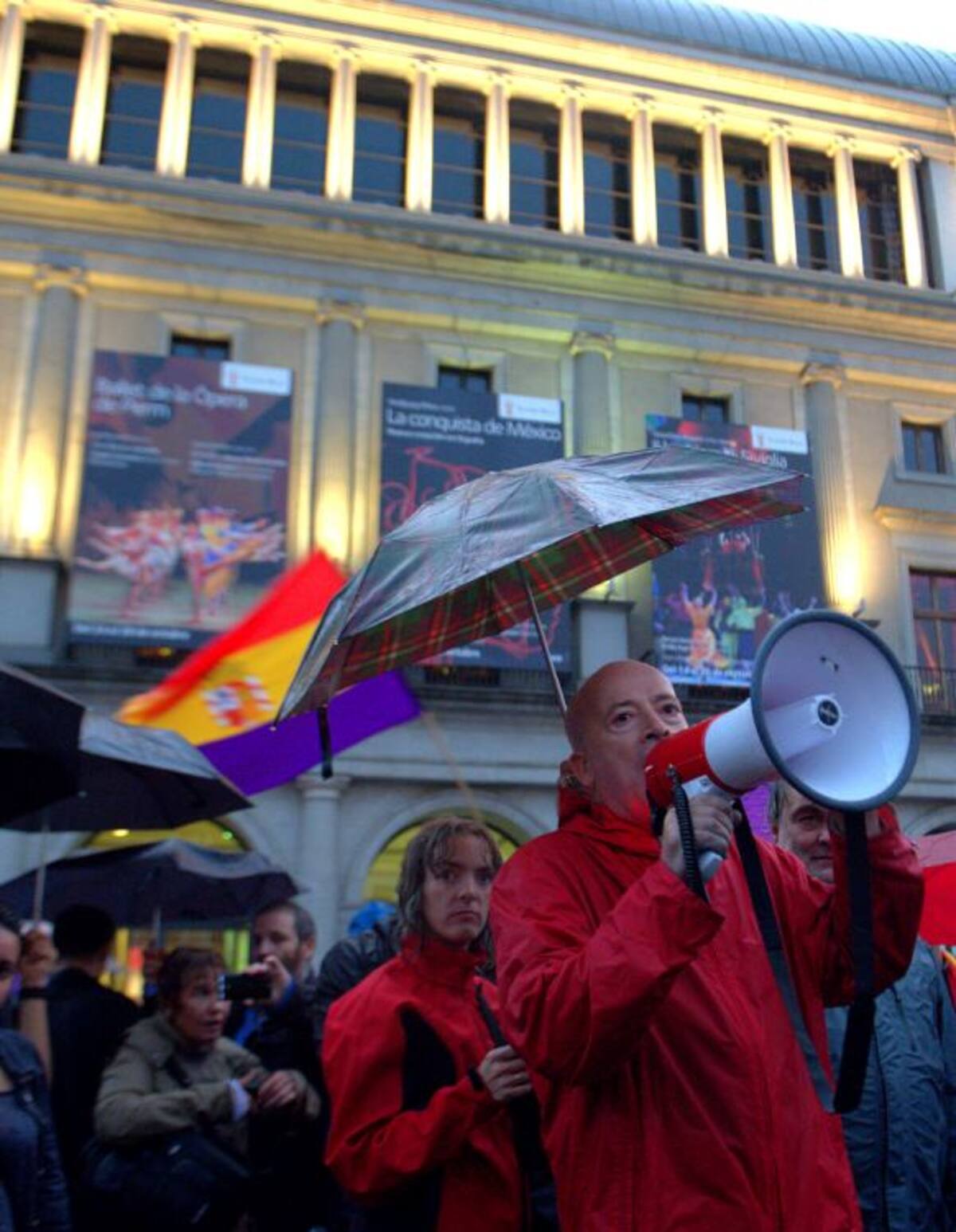 Los manifestantes rezaban "jaque al rey" bajo un fuerte aguacero. AFP CURTO DE LA TORRE