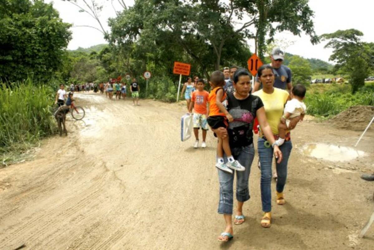Los viajeros afectados debieron tener calma para poder cruzar por la zona.